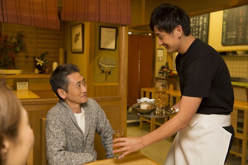 注文を取る男性スタッフ