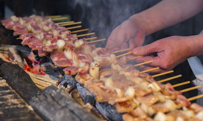 調理している焼き鳥