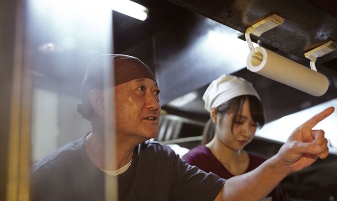 指示を出すスタッフ