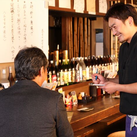 オーダーを取る男性スタッフ