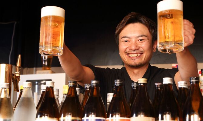 ビールを渡す男性スタッフ