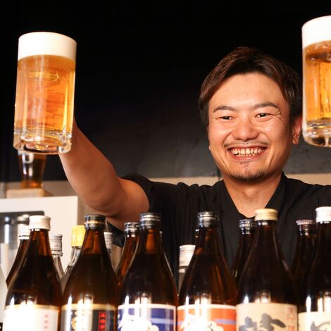 ビールを渡す男性スタッフ