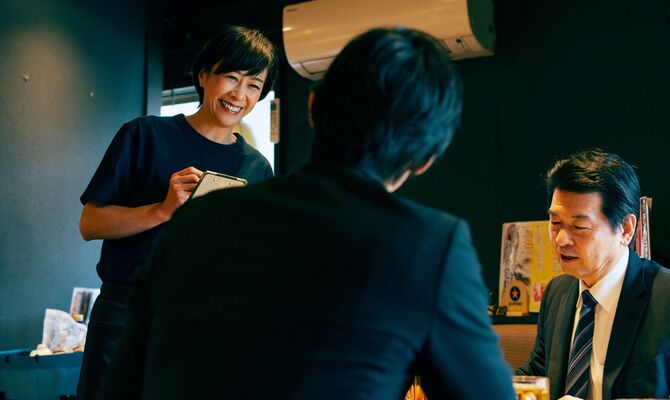 注文を取る女性スタッフ