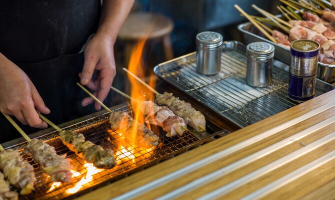 焼き鳥の調理風景