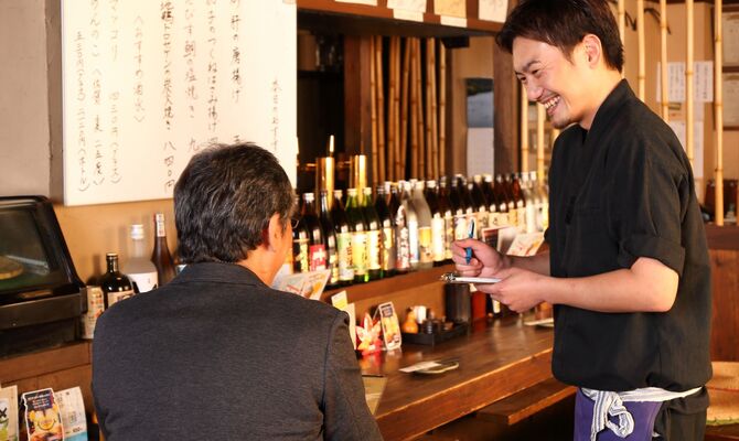 オーダーを取る男性スタッフ