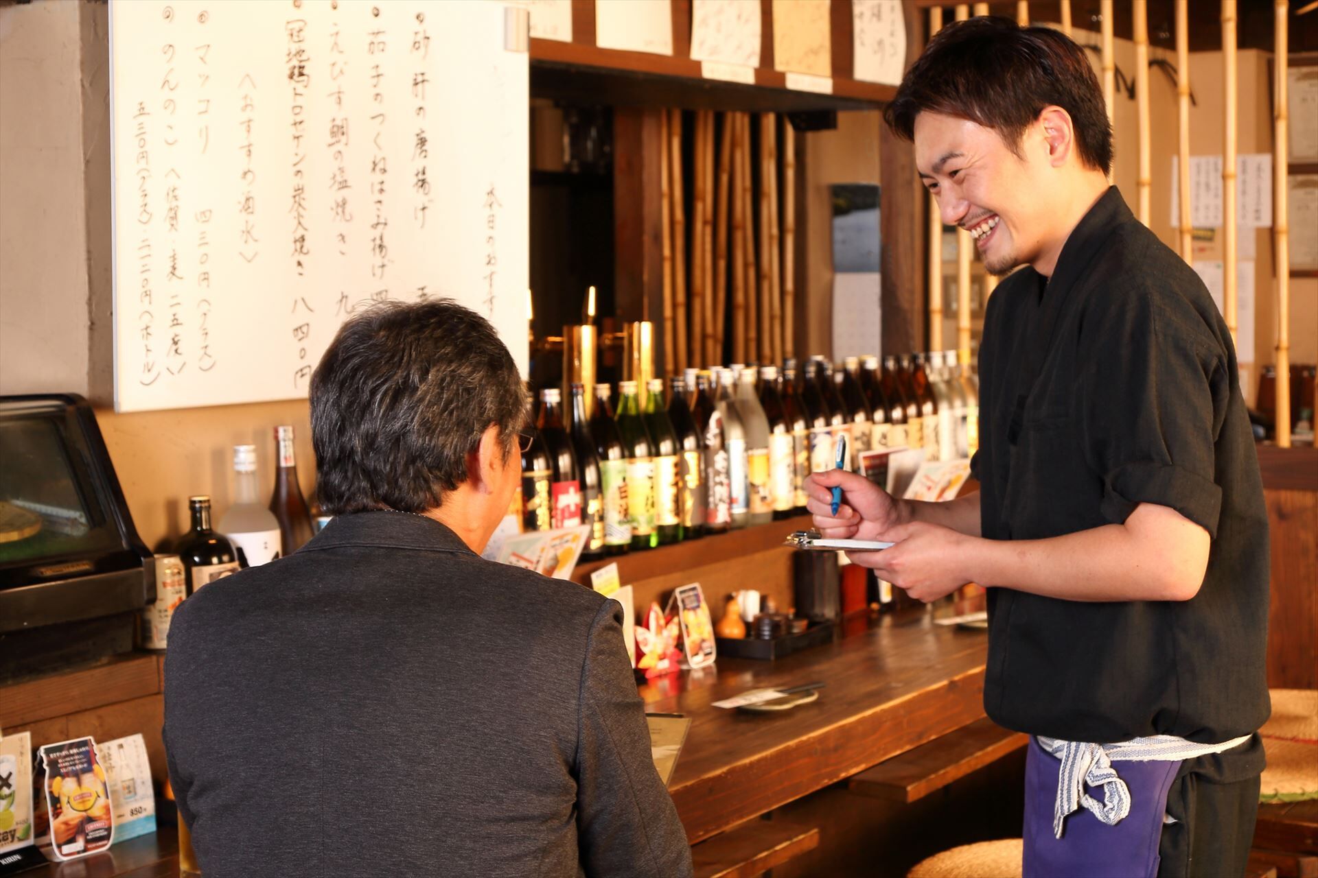オーダーを取る男性スタッフ