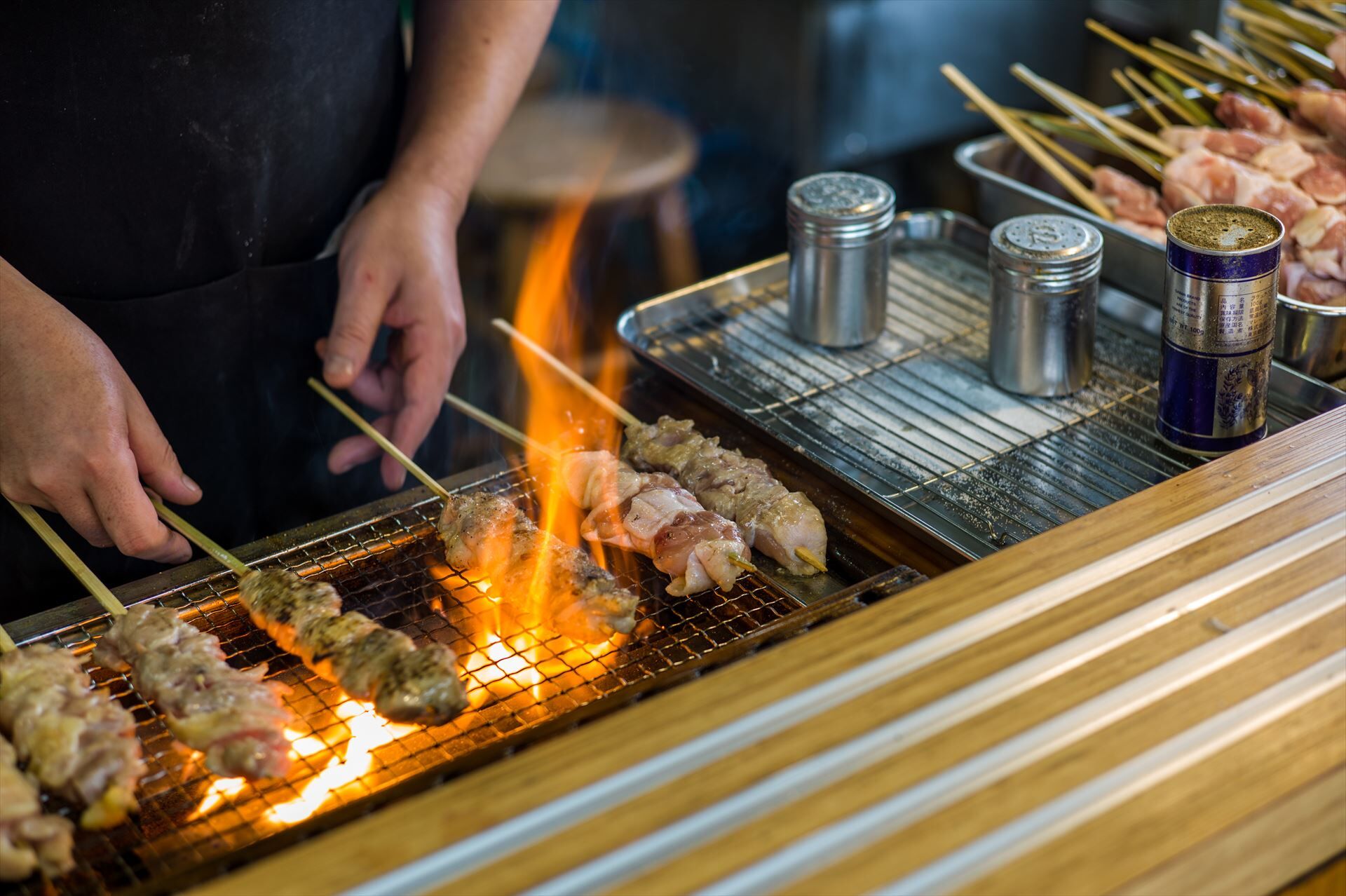 焼き鳥の調理風景