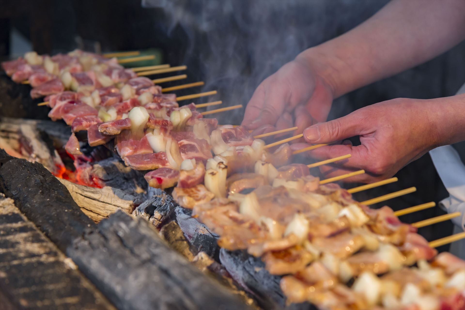 調理している焼き鳥